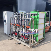 Machine de traitement des liquides usagés au sulfate de sodium avec pile de membranes à ions bipolaires, pour la récupération et la réutilisation sur site des acides et de l'hydroxyde de sodium