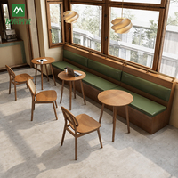 Banquette de restaurant en bois avec siège et table rembourrés verts, personnalisable pour usage commercial