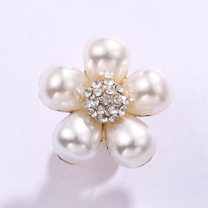 Broche Classique Fleur Croisée Grande en Alliage Or et Argent avec Micro Zircons et Perles, Accessoires pour Enfants et Femmes, Idéale pour Fêtes, Mariages, Cadeaux - Product Image 3