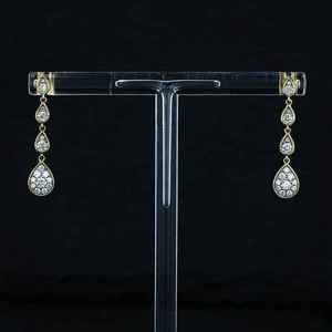 Boucles d'oreilles pendantes Elvora Gems pour femme en or 14 carats avec diamants en forme de goutte, style Art Déco, pavé de pierres en forme de poire, 2,41 g (paire), 32 pierres, 0,55 ct - Product Image 4