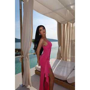 Robe longue de soirée Fuchsia Bedhany avec élégante décoration rose et fente - Product Image 2