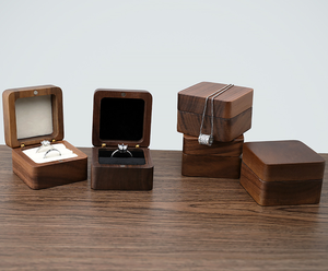 Caja de Anillo de Madera de Nogal Negro Personalizada, con Forro de Terciopelo Magnético, para Propuesta de Matrimonio o Compromiso - Product Image 2