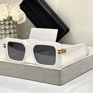 Occhiali da Sole Classici Quadrati Casual alla Moda per Uomo e Donna, Protezione UV400, Disponibili in Arancione, Bianco, Rosso, Rosa per Spiaggia e Attività all'Aperto - Product Image 2