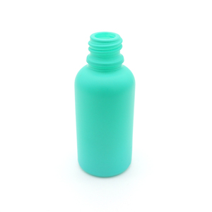 Botella de vidrio de aceite esencial verde, con tapa de metal para el cuidado de la piel - Product Image 1