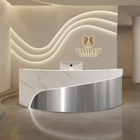 Comptoir de caisse de salon de beauté moderne minimaliste incurvé, comptoir de bar de magasin de vêtements en acier inoxydable de luxe, bureau de réception d'entreprise