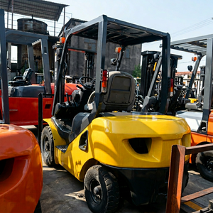 Chariot élévateur diesel Komatsu FD25 d'occasion de 3 tonnes avec moteur japonais importé, 4 roues motrices, pneus pleins pour terrains accidentés - Product Image 1