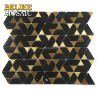 Carrelage mural triangulaire en acier inoxydable et mosaïque de marbre, design mural intérieur, ambiance luxueuse et ornementée, décoration pour la maison et le commerce