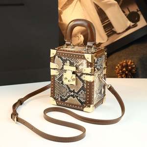 Bolso de Mujer de Cuero con Remaches Estilo Retro, Bolso de Lujo, Bolso de Mano Moderno, Bolso Bandolera - Product Image 1