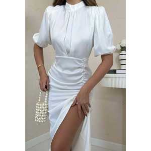 Robe de soirée élégante en satin blanc, coupe fourreau, avec détail froncé et taille naturelle - Product Image 2