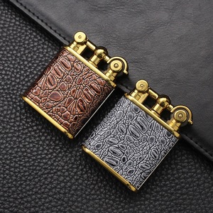 Nhà máy Jiaxin bán buôn bật lửa da phong cách cổ điển cá nhân hóa, chống gió, bật lửa bơm hơi, bật lửa ngọn lửa trần - Product Image 3