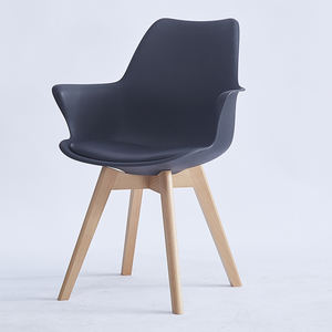 Chaises de salle à manger modernes nordiques avec coussin en plastique et pieds en bois - Product Image 1