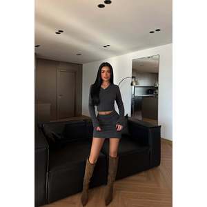 Ensemble jupe en tricot anthracite avec imprimé brodé, style décontracté automne, décoration - Product Image 4