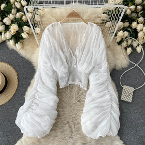 เสื้อเบลาส์ผู้หญิงผ้าชีฟองอัดจีบคอวีสีพื้น - Product Image 1