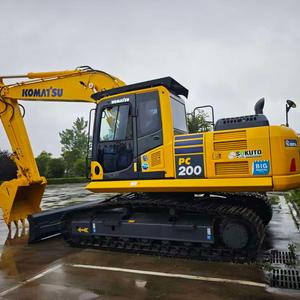 Excavatrice sur chenilles Komatsu PC200-8 d'occasion, 20 tonnes, faible nombre d'heures de travail, d'origine japonaise, pour travaux de construction. - Product Image 1