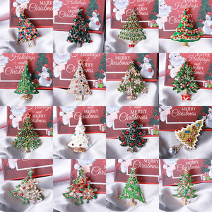 Broches de Noël en forme de flocon de neige avec strass en cristal, en alliage plaqué or, bijoux pour femmes, cadeau pour les fêtes de fin d'année - Product Image 3