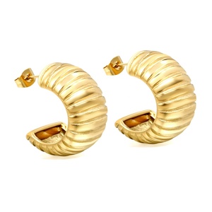 Boucles d'oreilles créoles personnalisées en acier inoxydable plaqué or 18 carats, étanches, uniques, en forme de C, géométriques, vintage, grandes, à rayures - Product Image 1