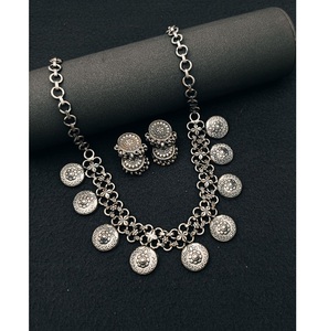 Elegante Juego de Collar y Aretes de Plata de Lujo para Mujer, Diseño de Moda Elegante, Regalo Perfecto para Fiestas, India - Product Image 2