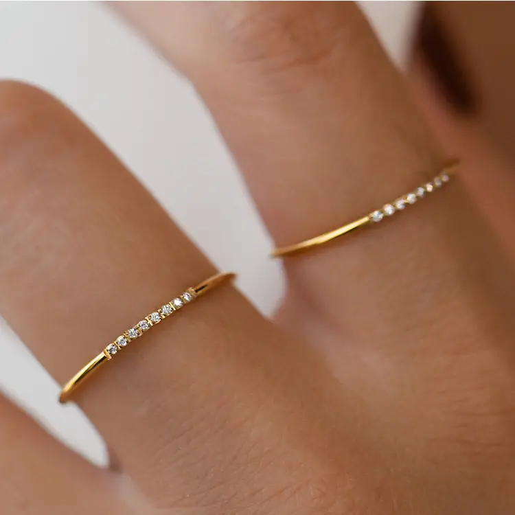 Commercio all'ingrosso personalizzato in acciaio inossidabile placcato oro 18 carati minimalista gioielli da dito CZ zircone pietra intarsio pavimenta 1mm anello a fascia sottile