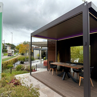 Pergola extérieure de luxe en aluminium thermolaqué, écologique et durable, avec accessoires complets pour terrasse et balcon