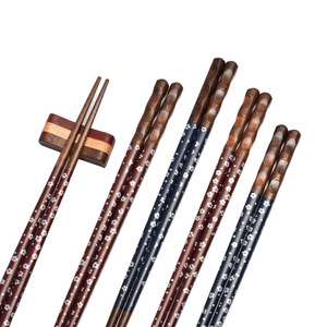 Palillos de madera puntiagudos estilo japonés, vajilla portátil para el hogar, palillos creativos con diseño de flor de cerezo, venta al por mayor - Product Image 1