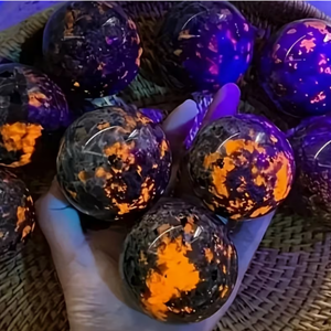 Natürliche Yooperlite Kristallkugel UV-Reaktive Fluoreszierende Sodalith <span class=keywords><strong>Syenit</strong></span> Kugel Leuchtender Feuerstein für Heimdekoration und Meditation - Product Image 4