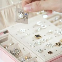 Boîte de rangement portable en cuir PU de luxe avec logo personnalisé, échantillon gratuit, simple, carrée, pour bijoux de voyage, avec emballage pour bagues