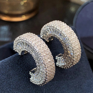 Pendientes de Aro en Forma de C para Mujer, Diseño Curvo Minimalista, Accesorios para las Orejas de Uso Diario - Product Image 5