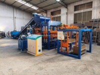 Machine à fabriquer des blocs de ciment Kantanka à haute efficacité QT4-15, ligne de production de briques hydrauliques contrôlée par PLC au Ghana, à vendre