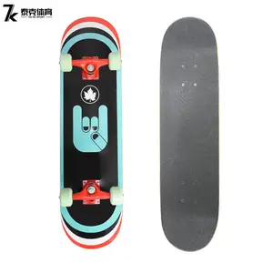 EN13613 Zertifiziertes 31x8 Zoll Surfing Skateboard OEM Skateboard Custom Professional Double Kick Skateboard für junge Erwachsene