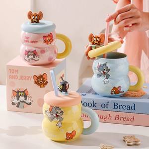 Tasse en porcelaine en forme de gourde Tom et Jerry avec couvercle et poignée Jaune Rose Bleu Enfants Printemps 2025 - Product Image 1