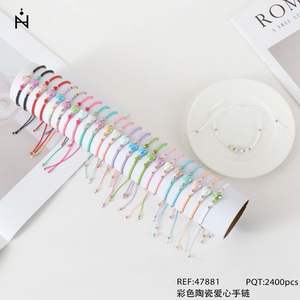 Bracelets en perles de céramique colorées en forme de cœur, 2400 pièces, style mignon unisexe, bijoux cadeau - Product Image 3