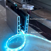 Balustrade d'escalier intérieur au design contemporain avec éclairage LED, garde-corps en verre trempé et profilé en aluminium en U