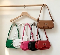 Sac à bandoulière pour femme avec rabat ondulé, décor nœud métallique, sacoche bandoulière, sangle nouée réglable, sacoche sous le bras pour usage quotidien