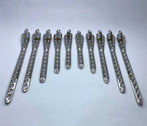 แผ่นล็อคกระดูกหน้าแข้งส่วนปลาย ขนาด 3.5 มม. (5H 12H) ชุด 10 ชิ้น ทำจากสแตนเลสสตีล 316L อุปกรณ์ฝังในกระดูกแบบแมนนวลสำหรับศัลยกรรมกระดูก ยี่ห้อ SurgiRight ได้รับมาตรฐาน CE - Product Image 1