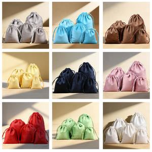 Pochette en velours luxueuse avec cordon de serrage et logo brodé personnalisé pour bijoux et emballage de cadeaux de mariage, petit sac haut de gamme - Product Image 5