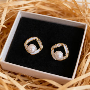 Pendientes Luvack con perlas cultivadas blancas, diseño geométrico redondo AAA, para mujer, uso diario - Product Image 4