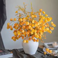 Lanterne florale décorative de style chinois moderne, en soie rose mate réaliste haut de gamme, avec branche de physalis, pour centre de table.