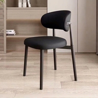 Chaise de salle à manger moderne en cuir à dossier incurvé, style luxe léger, avec pieds en métal noir, chaise d'appoint rembourrée pour la maison, la salle à manger, le café, le restaurant