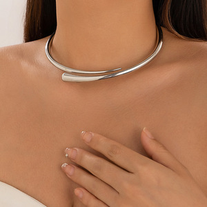 Europe États-Unis Bijoux en métal froid personnalisables pour femmes Simple Ins Style Spring Hug Collar Choker Open Mouth Chain - Product Image 3
