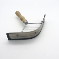 Peigne pour chevaux Outil de nettoyage Équipement de toilettage Soins pour chevaux Caoutchouc Plastique Polymère Bain de chevaux Grattoir à sueur et à eau Brosse avec peigne