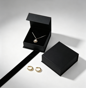 Boîte à bijoux carrée noire mate de luxe avec doublure en velours, logo imprimé personnalisé pour le rangement et l'emballage de bijoux en cadeau - Product Image 4