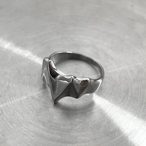 Anello VAF a forma di ala di pipistrello in acciaio inossidabile lucidato - Product Image 4