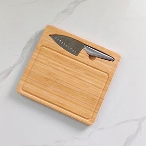 Un tagliere da viaggio curvo con un coltello da chef e una copertura da viaggio in silicone è perfetto per camper, campeggio, canottaggio o picnic - Product Image 4