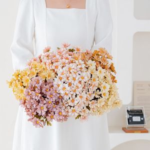 Bouquet de marguerites artificielles Yifeng, arrangement floral en soie pour la décoration de la maison et des mariages, art floral élégant - Product Image 2