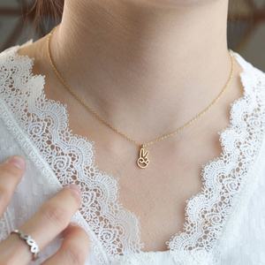 Collares con Colgante de Moda 2026, Joyería Minimalista, Acero Inoxidable 316L, Chapado en Oro PVD de 18k, Collar con Gesto de Victoria para Mujer - Product Image 3