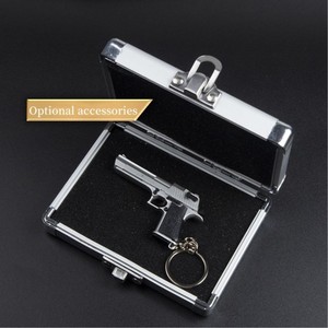 Portachiavi a Forma di <span class=keywords><strong>Pistola</strong></span> Desert Eagle in Metallo 1:4, Miniatura Tattica con <span class=keywords><strong>Parti</strong></span> Mobili, Modello Realistico di Arma da Collezione, Regalo per Uomini Appassionati di Militari - Product Image 3
