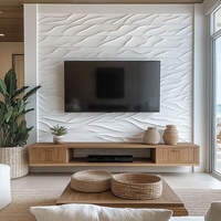 Meuble TV flottant en chêne clair moderne, console multimédia minimaliste en bois naturel avec étagères ouvertes, centre de divertissement contemporain