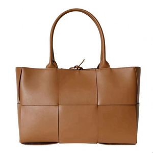 Bolso de diseñador para mujer, bolso de compras tejido de cuero genuino de lujo para mujer, bolso cruzado de hombro con tirantes, venta al por mayor, 2025 - Product Image 1