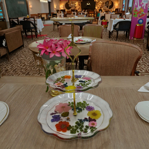 Plateau de service en résine époxy de qualité alimentaire double couche Poignée dorée Bord ondulé Fleurs séchées Conforme à la sécurité pour les hôtels et les restaurants - Product Image 2