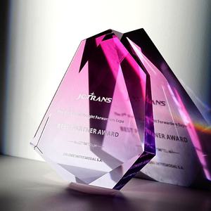 Trophée en cristal dégradé 2026 |   Conception moderne personnalisée pour les prix des entreprises scientifiques <span class=keywords><strong>et</strong></span> technologiques |   Meilleur cadeau de reconnaissance pour partenaire - Product Image 4